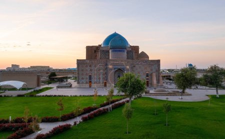 Blick aus einem Quadrocopter auf das mittelalterliche Mausoleum von Khoja Achmet Yassaui in der kasachischen Stadt Turkestan - das Herz der türkischen Welt