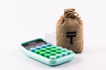 Bolsa de dinero con moneda kazaja símbolo tenge y calculadora