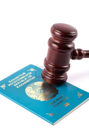 Téléchargez les photos : Gavel du juge et passeport d'un citoyen de la République du Kazakhstan - en image libre de droit