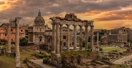 Ruinen im Forum Romanum unter malerischem Himmel