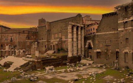 Ruinas en el Foro Romano bajo un cielo pintoresco