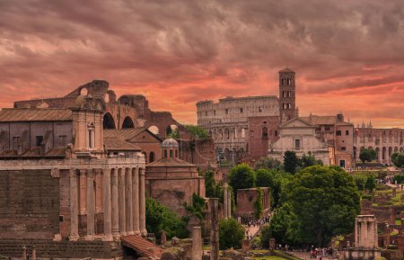 Ruinas en el Foro Romano bajo un cielo pintoresco