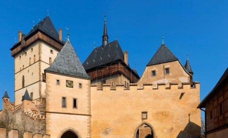 Karlstein ist eine gotische Burg, die Kaiser Karl IV. im 14. Jahrhundert erbauen ließ, 28 km südwestlich von Prag in der Tschechischen Republik.