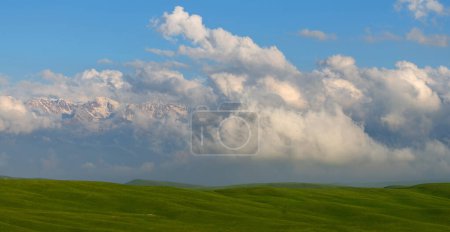 Pintorescas nubes sobre una alta meseta de montaña en una noche de primavera