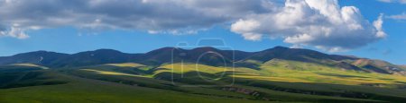 Pintoresca meseta de alta montaña en el sureste de Kazajstán en un día nublado de verano
