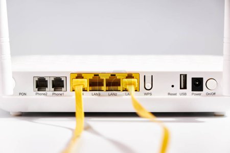 Téléchargez les photos : Routeur wi-fi blanc moderne. Concept de connexion et de communication - en image libre de droit