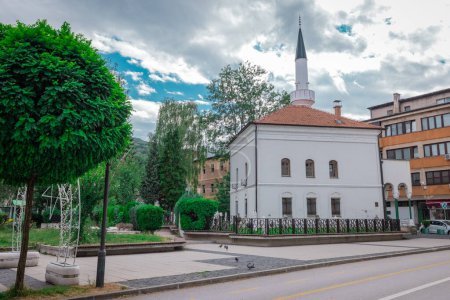 Foto de Una dzamija o mezquita en Travnik, ciudad en Bosnia en un día de verano. Hermosa mezquita junto a un camino en travnik. - Imagen libre de derechos