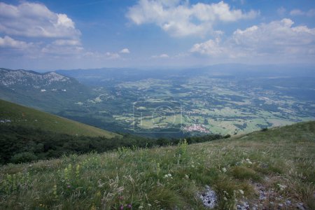 Téléchargez les photos : Vue depuis le sommet ou le plateau de Nanos vers la vallée postojna ci-dessous. Quelques nuages sont visibles sur le ciel. - en image libre de droit