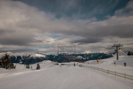 Téléchargez les photos : One of many ski pistes of Zoncolan skiing area in Friuli venezia giulia part of italy on a sunny but cloudy day. - en image libre de droit