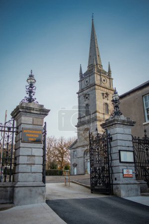 Foto de Puerta de entrada a la iglesia de Peter en Drogheda, Irlanda en una mañana soleada en primavera. Masiva puerta de metal frente a la majestuosa iglesia. - Imagen libre de derechos