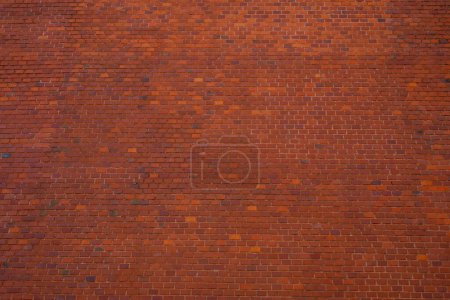 Téléchargez les photos : Grand mur de briques en briques orange et rouge dans le cadre du mur extérieur du château de Wawel à Cracovie, en Pologne. Vue frontale - en image libre de droit