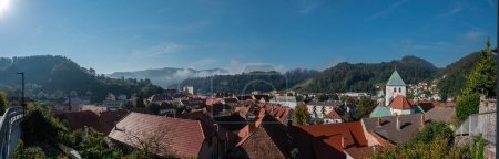 Téléchargez les photos : Large panorama de la ville de Lasko dans la slovenia centrale avec des attractions principales visibles au soleil tôt le matin. Lasko bien connu pour ses thermes et son brassage de bière. - en image libre de droit