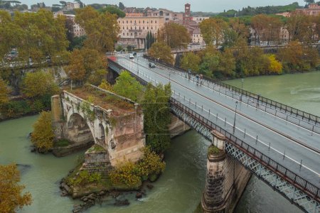 Foto de Vista aérea en dron del ponte emilio o ponte rotto, el puente más antiguo de la ciudad de Roma. Restos visibles de antiguo gran puente, un arco remanente y de pie junto a ponte palatino. - Imagen libre de derechos
