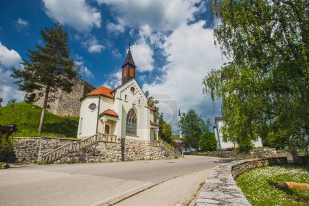 Téléchargez les photos : Trois églises à Bosanska krupa, lieu avec des églises chrétiennes, orthodoxes et musulmanes au même endroit. Belle journée de printemps en bosnia. - en image libre de droit