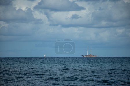 Foto de Un gran velero tipo bergantín navegando cerca del puerto de Ghadira, Malta. Visible ambos mástiles, delantero es más pequeño y el mástil trasero más grande. - Imagen libre de derechos
