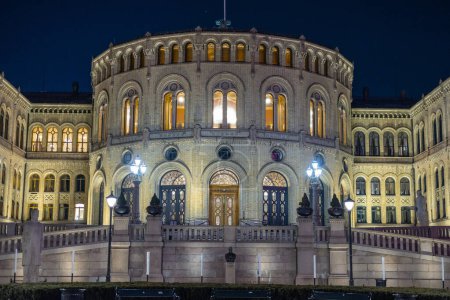 Téléchargez les photos : Bâtiment du Parlement à Oslo, Norvège, par une froide nuit d'hiver. Photo paysage nocturne en oslo, glace et neige sur le sol devant le Parlement. - en image libre de droit