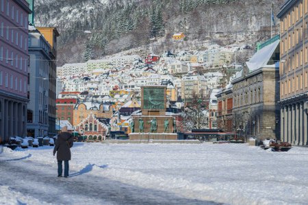 Foto de Lille o lago en el bergen central en invierno, cubierto de nieve y hielo. Paisaje urbano visible de Bergen con pabellón musical. Clima soleado. - Imagen libre de derechos