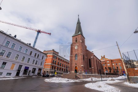 Kirche des Heiligen Olav in der Osloer Innenstadt an einem kalten Wintertag. Kirche aus rotem Backstein im skandinavischen Stil.