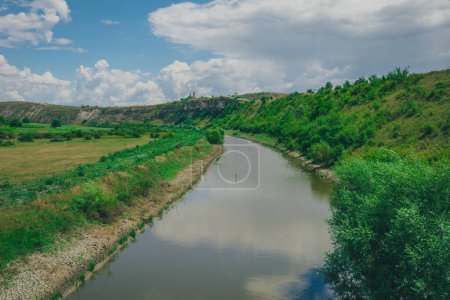Foto de Hermoso paisaje de rocas y árboles en el monasterio de Orheiul Vechy en Moldavia en un día soleado de verano. Vista hacia el monasterio y campanario. - Imagen libre de derechos