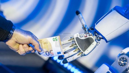 Hand einer Person, die einem Roboterarm 50 Euro gibt. Roboter erhalten Geld von einer Person. Konzept von Robotern und künstlicher Intelligenz, die Arbeitskräfte und Menschen übernehmen. Blauer Rahmen