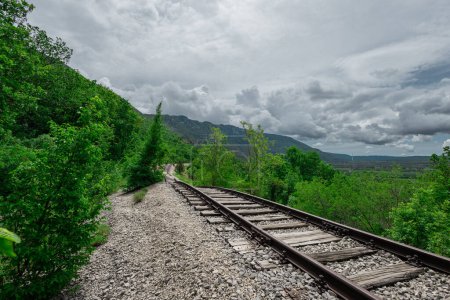 Pijana pruga ou chemin de fer ivre en Istrie, Croatie. Un tronçon de voie ferrée et de lit négligés, des rails déformés, emportés par un glissement de terrain ou une mauvaise assise terrestre