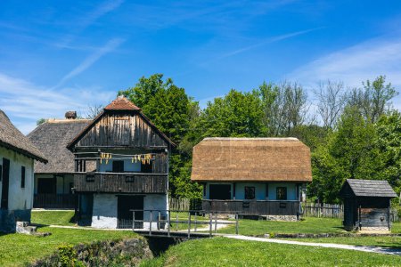 Bâtiments dans le village d'etno à Kumrovec ou Kumrovac, maison à Josip broz Tito, dans la partie nord de Croata. Vieilles maisons par une journée ensoleillée d'été.