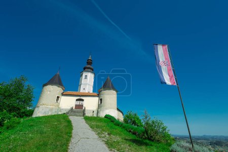 Kirche in Vinagora, im kroatischen Zagorje, an einem sonnigen Tag. Kirche der Muttergottes auf dem Hügel, Blick auf die Kirche von außen mit kroatischer Flagge
