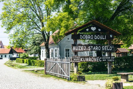 Eingang zum Dorf etno in Kumrovec oder Kumrovac, der Heimat von Josip broz Tito, im nördlichen Teil von Kroata. Alte Häuser an einem sonnigen Sommertag.