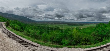 Pijana pruga oder betrunkene Eisenbahn in Istrien, Kroatien. Ein Stück vernachlässigter Bahngleise und Gleisbett, deformierte Schienen, die durch Erdrutsch oder schlechten Erdboden hinuntergespült wurden