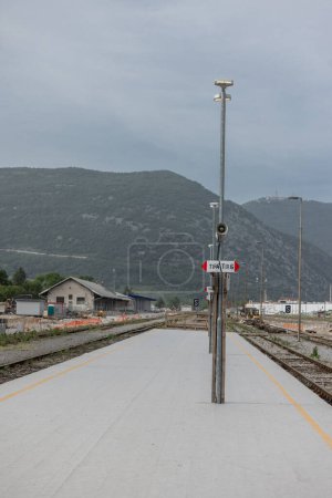 Estación de tren de Nova Gorica durante la renovación. Construcción de nuevas plataformas y vías férreas como parte de 2025 capital cultural europea. trabajadores haciendo todo lo posible para refrescar la estación