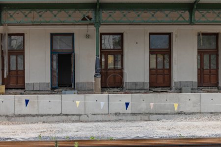 Estación de tren de Nova Gorica durante la renovación. Construcción de nuevas plataformas y vías férreas como parte de 2025 capital cultural europea. trabajadores haciendo todo lo posible para refrescar la estación