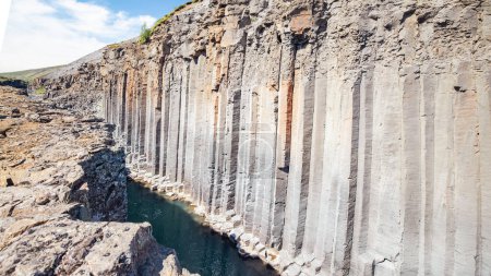 Blick auf die typische Naturlandschaft Islands. Studlagil-Schlucht. Eine der malerischsten Sehenswürdigkeiten Islands. Ikonischer Standort für Landschaftsfotografen und Blogger