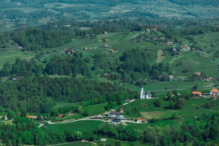 Slowenische Landschaft vom stolp ljubezni oder Turm der Liebe aus gesehen, hölzerner Aussichtspunkt in der Nähe von Sentjur pri Celju. Sonniger Tag, grüne Hügel und Wälder in Slowenien