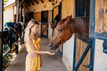 Téléchargez les photos : Portrait of girl with horse in stable - en image libre de droit