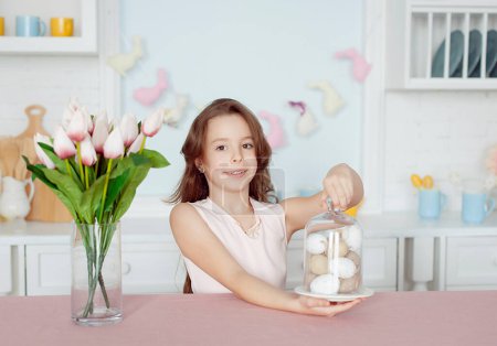 Foto de Easter, family, holiday and child concept - close up of l girl - Imagen libre de derechos