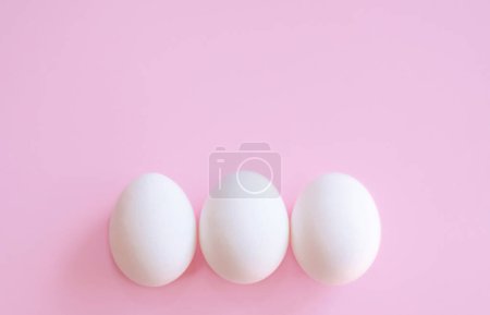 Foto de White eggs . Happy Easter holiday concept. minimalism - Imagen libre de derechos