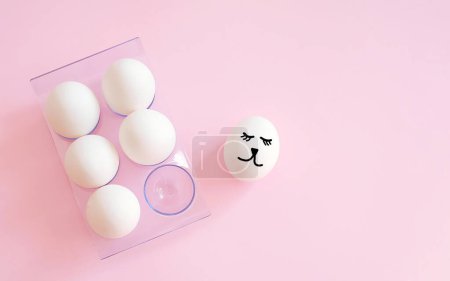 Foto de Creative concept photography. White eggs with face in box . Happy Easter holiday concept. minimalism - Imagen libre de derechos
