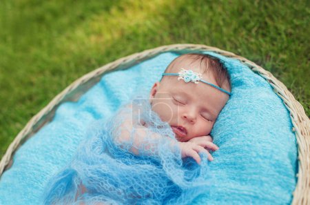 Foto de Bebé recién nacido durmiendo en una pose hermosa
. - Imagen libre de derechos