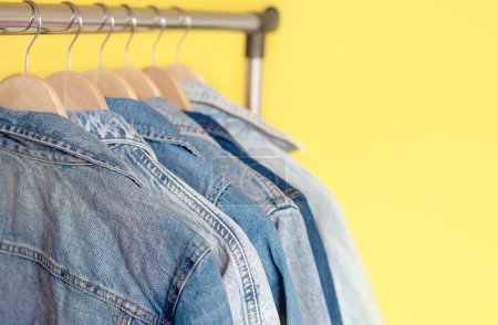 Téléchargez les photos : Vestes de jeans et chemises rétro sur le marché d'occasion / marché aux puces - en image libre de droit