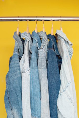 Jeansjacken und Retro-Shirts auf Second-Hand-Markt / Flohmarkt