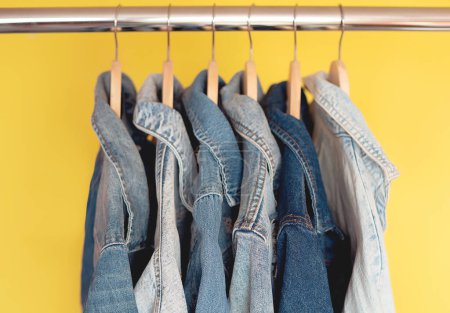 Foto de Jeans chaquetas y camisas retro en el mercado de segunda mano / mercado de pulgas - Imagen libre de derechos