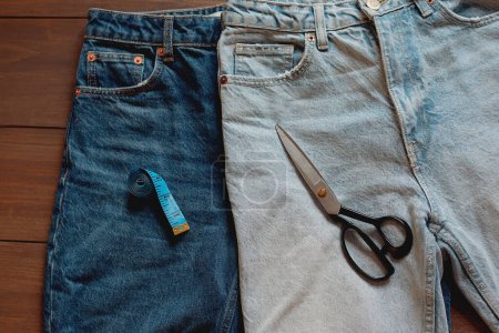 Téléchargez les photos : Vieux jeans upcycling idée. Fabrication avec denim, recyclage de vieux vêtements, passe-temps, bricolage - en image libre de droit