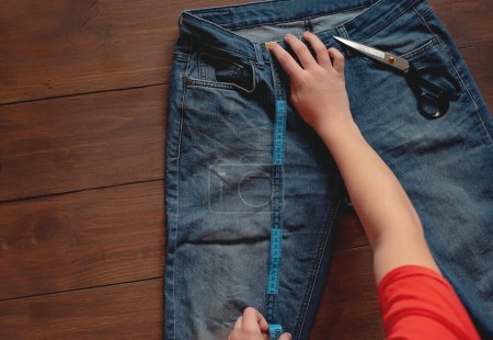 Téléchargez les photos : Idées Upcycling Denim, Utilisation de vieux jeans, Repurposing Jeans, Réutilisation de vieux jeans, Upcycle Stuff - en image libre de droit