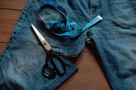 Téléchargez les photos : Denim Upcycling Ideas, Utilisation de vieux jeans, Repurposing Jeans, Réutilisation de vieux jeans, Upcycle Stuff. Empilement de vieux jeans bleus et d'outils à coudre - en image libre de droit