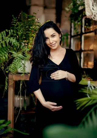 Téléchargez les photos : Grossesse, maternité, personnes et concept d'attente - gros plan d'une femme enceinte heureuse avec un gros ventre - en image libre de droit