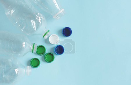 Téléchargez les photos : Poubelles recyclables composées de plastique - en image libre de droit