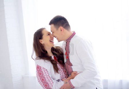 Foto de Familia feliz en ropa nacional ucraniana - Imagen libre de derechos