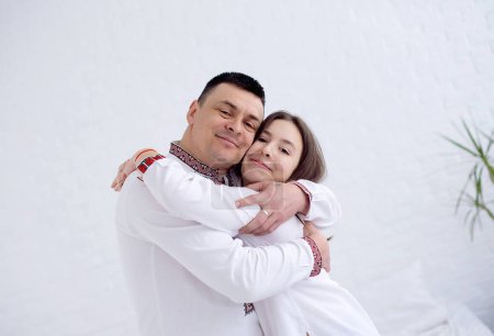 Téléchargez les photos : Famille heureuse en vêtements nationaux ukrainiens - en image libre de droit