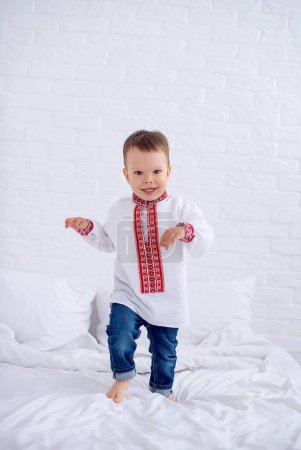 Téléchargez les photos : Portrait de petit garçon ukrainien. Enfant dans la broderie traditionnelle vyshyvanka chemise. Ukraine, liberté, costume national, enfance heureuse et concept d'avenir - en image libre de droit