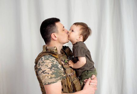 Foto de Hijo se despide de su ejército. El hijo abraza a un padre soldado ucraniano. El defensor ucraniano se despide de su familia. Movilización de hombres ucranianos - Imagen libre de derechos